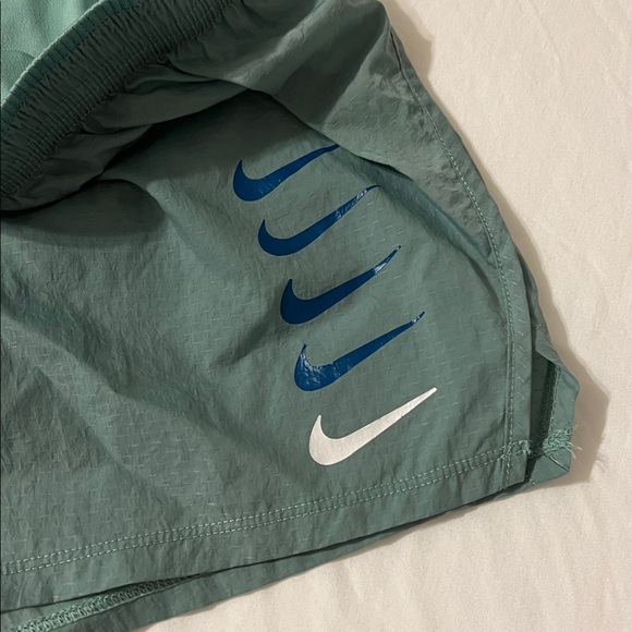 Nike shorts - Picture 3 of 10